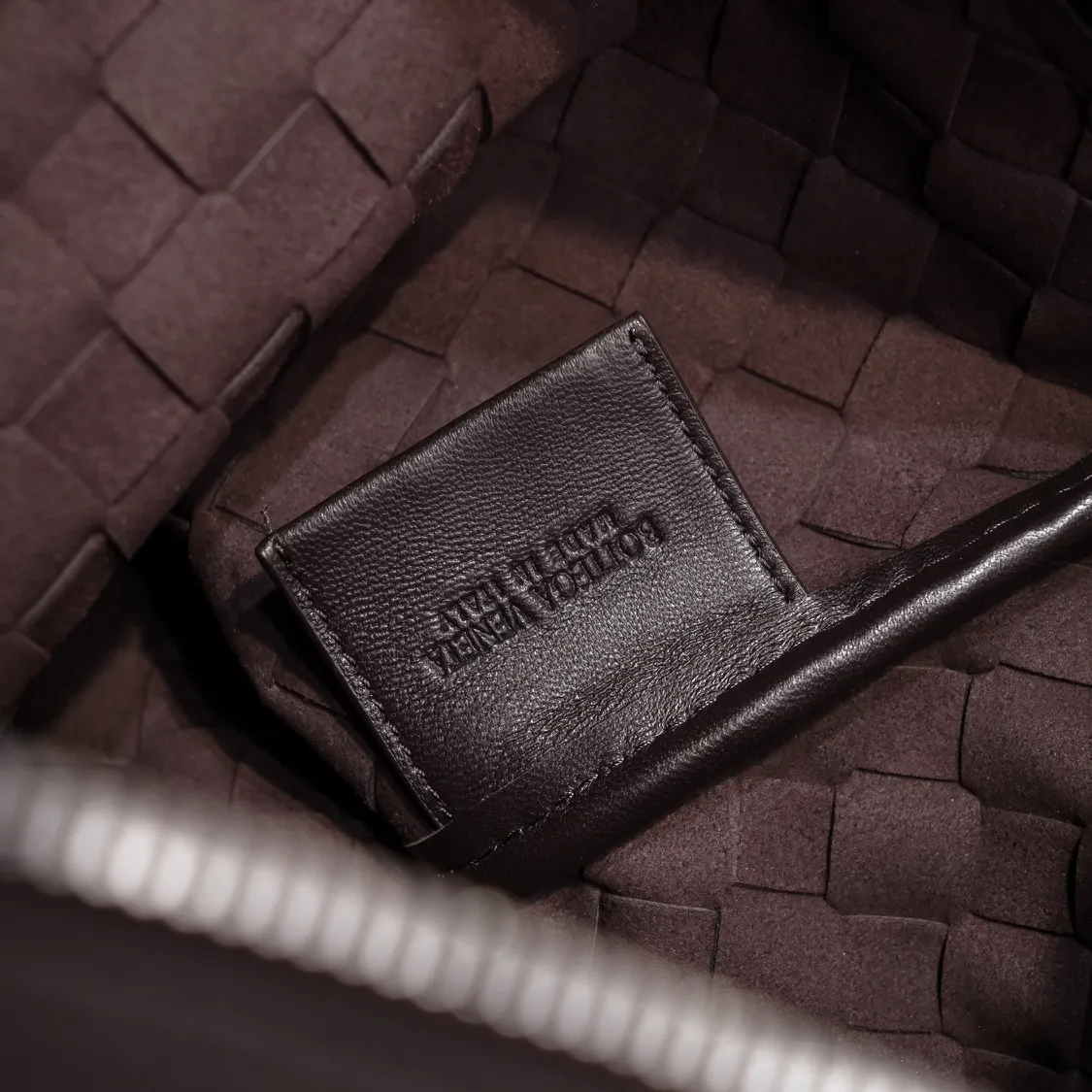 Batch 1360 Bottega Veneta's Bottega Veneta handbag transforms into a man in seconds ⌨️The texture is great! The weaving process is exquisite, simple and elegant, and it perfectly matches any clothes! Whether you are out on the street or on a date, it can instantly improve your overall taste. It can not only hold your wallet and mobile phone, but also the charm of your male god. Style number: 6518 Size: 33*22*7cm